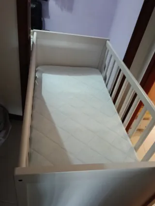 Cuna blanca con colchón en perfectas condiciones