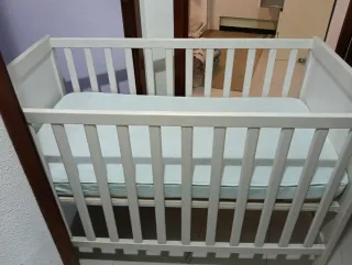 Cuna blanca con colchón en perfectas condiciones