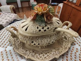 Sopera Decorativa Cerámica Beige y Rojo