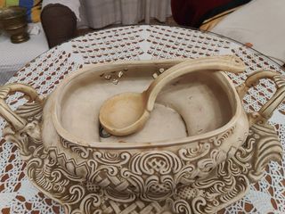 Sopera Decorativa Cerámica Beige y Rojo