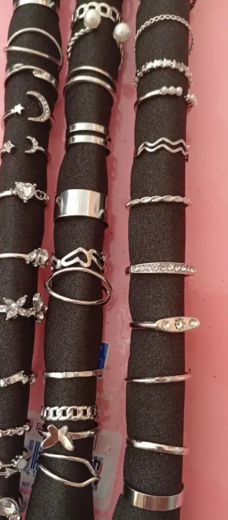 Anillos de bisutería plateados