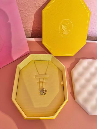 Collar Swarovski Ariana Grande Y Idyllia flor rosa