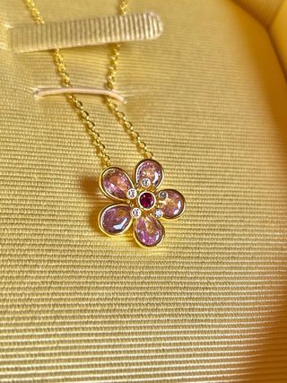 Collar Swarovski Ariana Grande Y Idyllia flor rosa