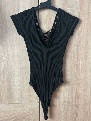 Body negro escote V acordonado y espalda abierta