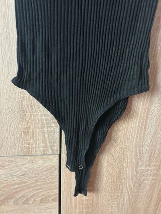 Body negro escote V acordonado y espalda abierta