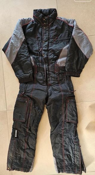 Mono de esquí negro y gris