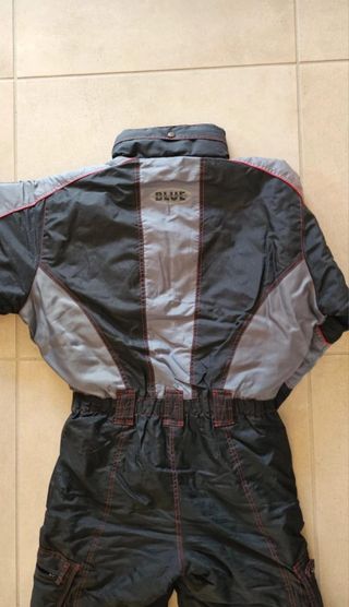 Mono de esquí negro y gris