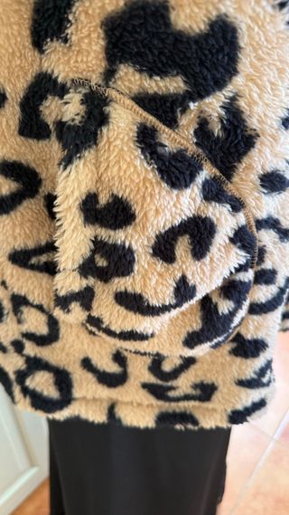 Chaleco pelo leopardo con bolsillos
