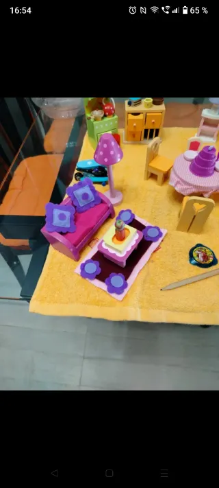 Muebles de madera de casita de muñecas