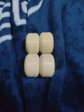 Ruedas de skate marca GLOBE blancas