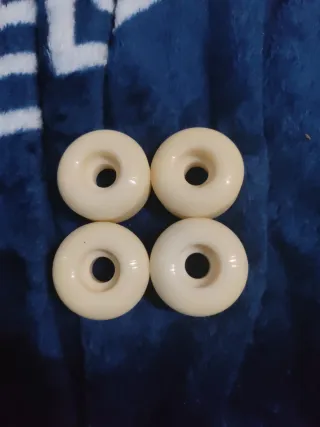 Ruedas de skate marca GLOBE blancas