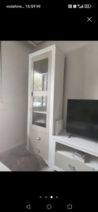 Mueble de salón alto con vitrina