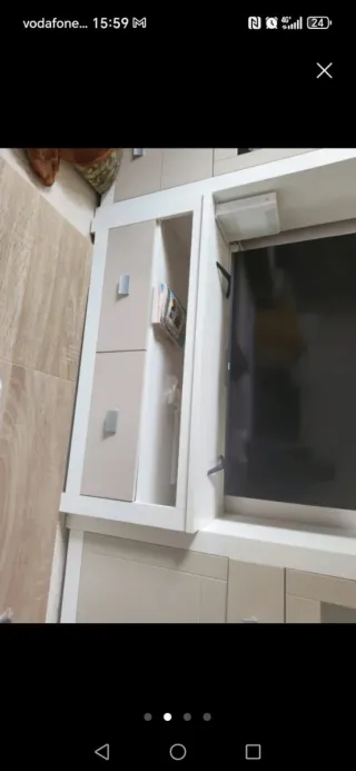 Mueble de salón alto con vitrina