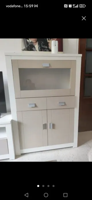 Mueble de salón alto con vitrina