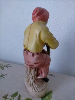 Figura cerámica mujer con paloma