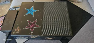 Xbox One Negra con pegatinas Rockstar