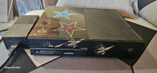 Xbox One Negra con pegatinas Rockstar