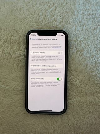 iPhone 12 Pro bianco, con custodia e cavo caricatore.