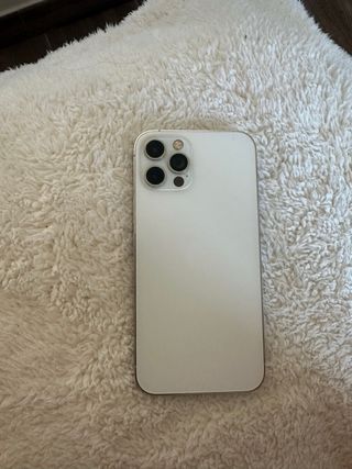 iPhone 12 Pro bianco, con custodia e cavo caricatore.
