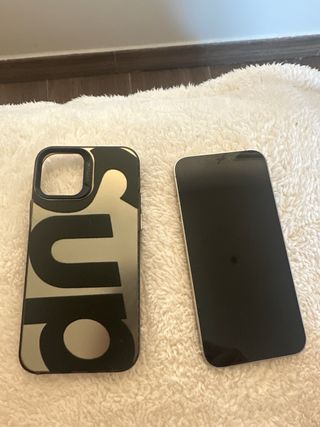 iPhone 12 Pro bianco, con custodia e cavo caricatore.