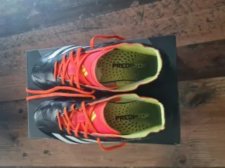 Botas de fútbol Adidas Negras y Naranjas