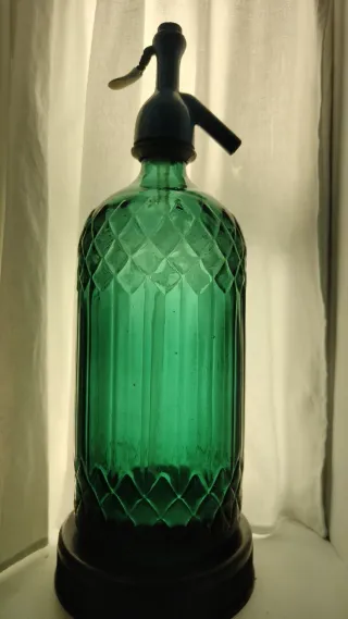 Botella sifón verde antigua en relieve