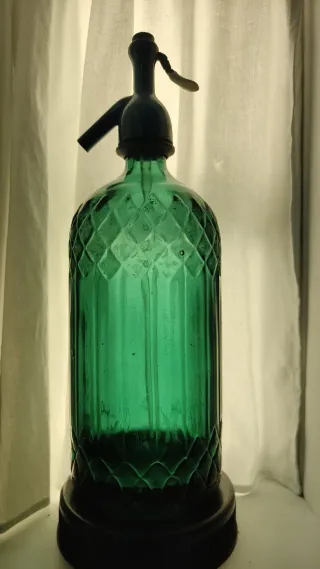 Botella sifón verde antigua en relieve