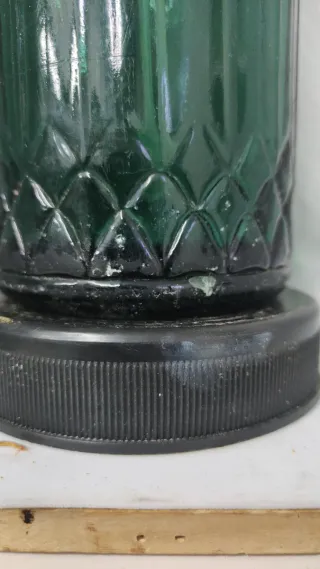 Botella sifón verde antigua en relieve