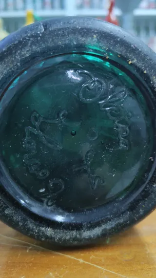 Botella sifón verde antigua en relieve