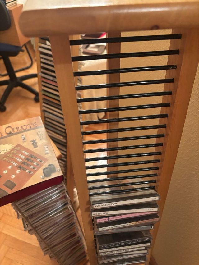 Estantería para CDs de madera y plástico