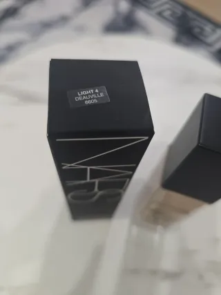 Base de maquillaje NARS Natural Radiant