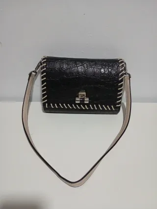 Bolso negro con asas intercambiables.