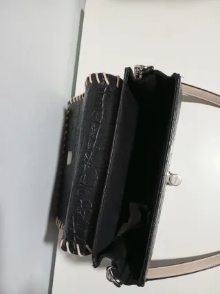 Bolso negro con asas intercambiables.