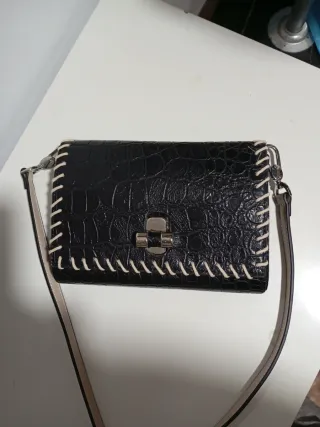 Bolso negro con asas intercambiables.