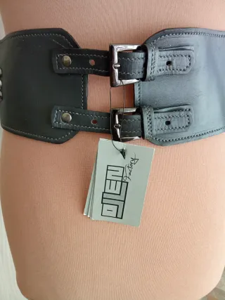 Cintura donna nera con borchie argento