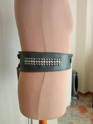 Cintura donna nera con borchie argento