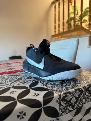 Zapatillas Nike Negras y Plateadas son de básquet