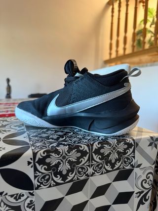 Zapatillas Nike Negras y Plateadas son de básquet