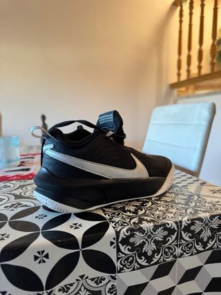 Zapatillas Nike Negras y Plateadas son de básquet