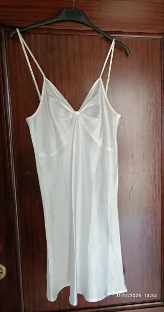 Camisón de satén blanco
