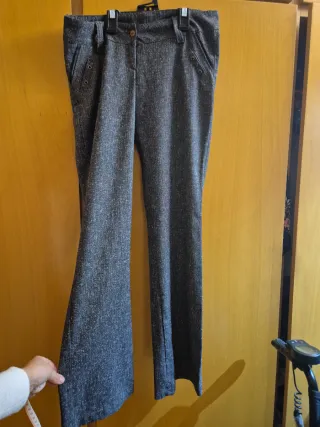 Pantalón acampanado de vestir gris.