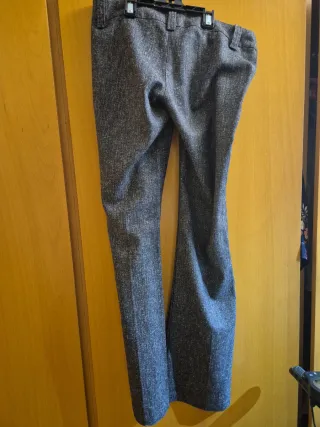 Pantalón acampanado de vestir gris.