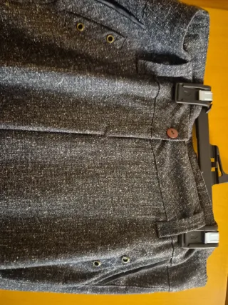 Pantalón acampanado de vestir gris.