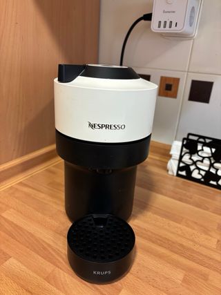 Cafetera Nespresso Blanca y Negra