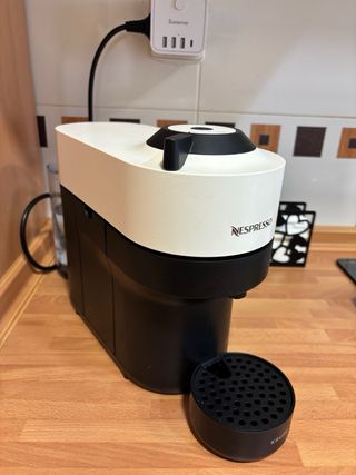 Cafetera Nespresso Blanca y Negra