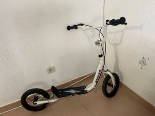 Patinete blanco con ruedas grandes