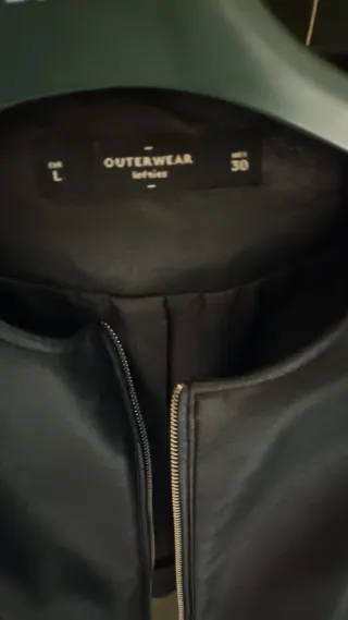 Cazadora de cuero negra