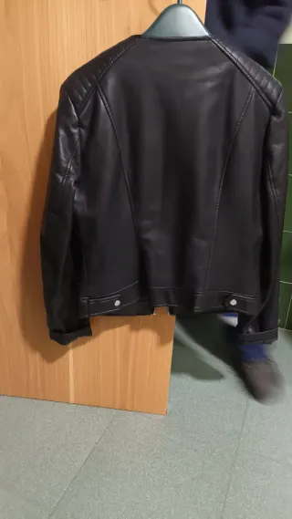 Cazadora de cuero negra