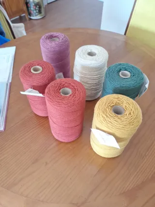 Lanas y hilos para tejer. Precio de todos 48€