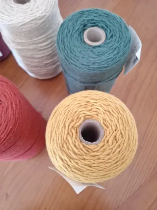 Lanas y hilos para tejer. Precio de todos 48€